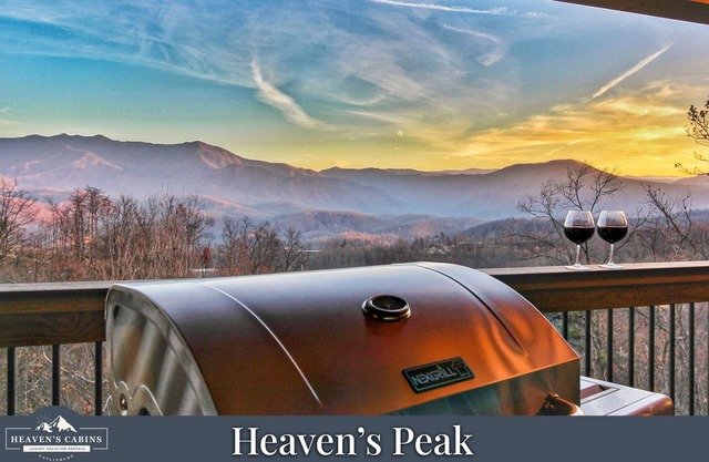 AMAZING Cabin! 5 Fireplaces! Covered Deck! STUNNING View! Hot Tub! Game Room!