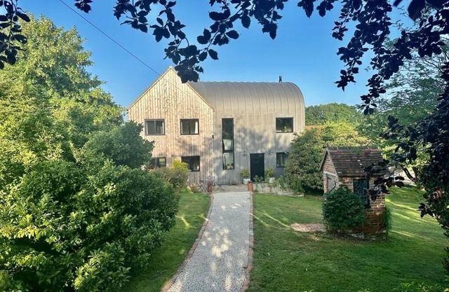 Amazing find! Elm Tree sleeps 10, hot tub & sauna. Near glyndbourne & lewes
