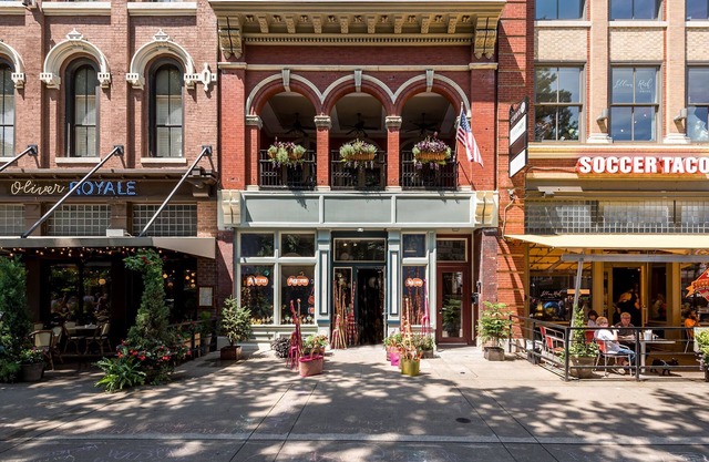 Amazing Heart of Market Square, outdoor veranda overlooking the Square!