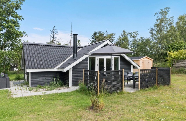 Amazing home in Gedser with kitchen