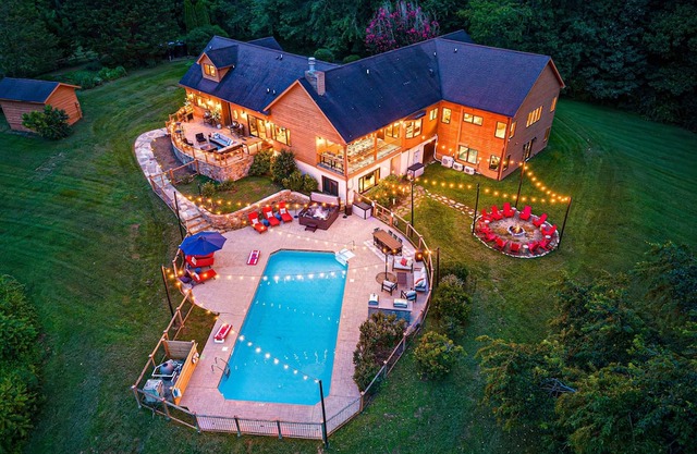 Amazing Indoor Pool on Private 5 Acres & Sleeps 24