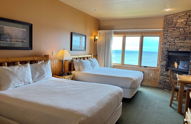 Amazing Lake Views, Studio, 2 Queen Beds & Pools