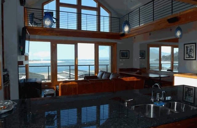 AMAZING OCEAN VIEW LUXURY Beach Home !The Skyscraper! Netarts