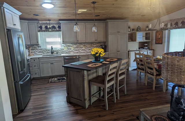 Amazing Smith Mountain Lake Home 3 minutes from Mitchell's Marina