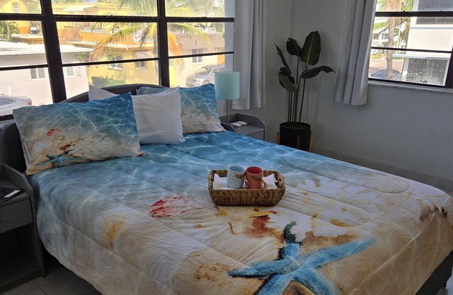 Amazing steps from the beach,full size kitchen,parking! 5star Reviews other site