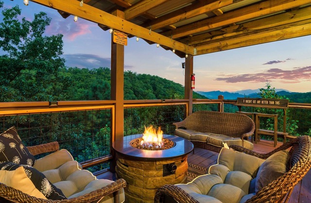 Amazing Sunset Views! Hot Tub, 2 Fire Pits, Game Loft, Dogs Welcome!