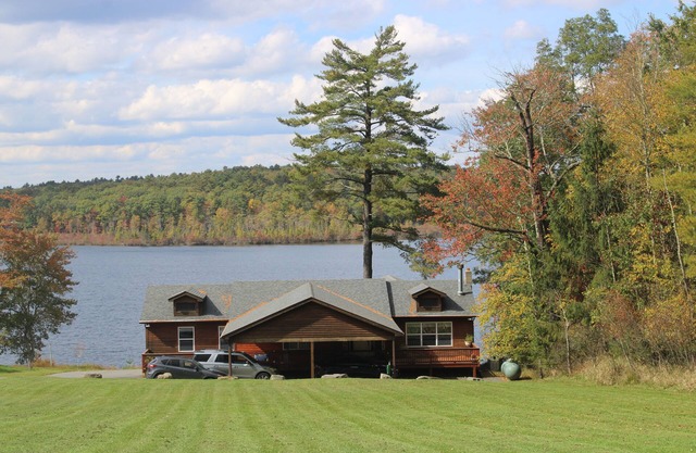 Amazing updated Lakeside/Near Hiking,skiing,water rafting/Gameroom/Dog friendly
