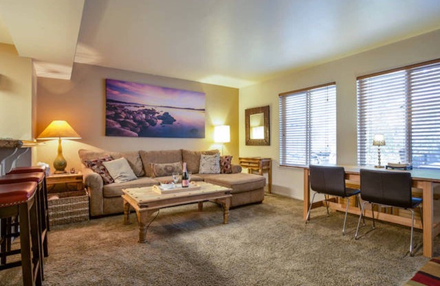 Amazing Upscale Condo w/Pool, Hottub, Tennis, 65" HD TV, WiFi, walk to town .