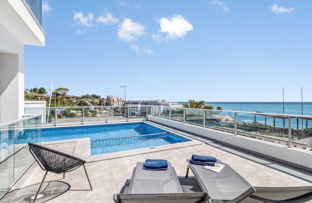 Amazing View, Beach 100m & Old Town 300m, 2 bdr+2 bthr, pool, aircon, garage