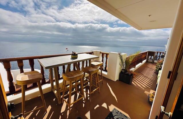 Amazing Views - Hamilton Cove Beachfront Villa with large wrap around balcony