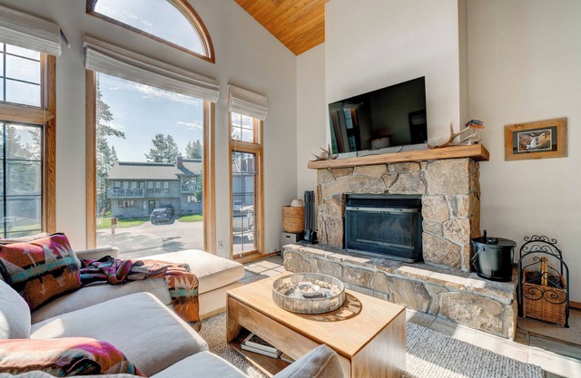 Amazing Views, Large Balcony, Hot Tub & Sauna, 3 beds, Cozy Condo in Big Sky!