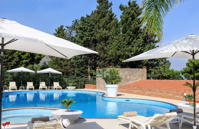 Amazing villa with a big pool and hydromassage corner / View on the coast / Surrounded by Mediterran
