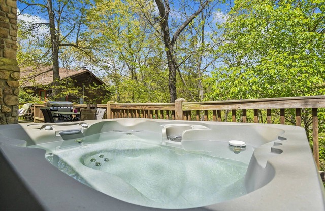 Amazing Wood Log Cabin Pvt Hot Tub in Woods Wifi Fireplace Vaulted Ceilings Near Big Cedar