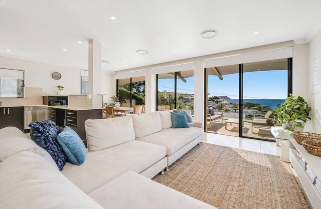 Amelie - Luxury, Beach View 3 Bedroom Condo - 2 min walk to Terrigal Beach