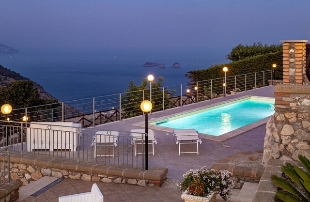 AMORE RENTALS - Villa Lions Rose with Swimming Pool and Sea View