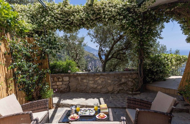 AMORE RENTALS - Casa Assunta with Parking and Air Conditioning