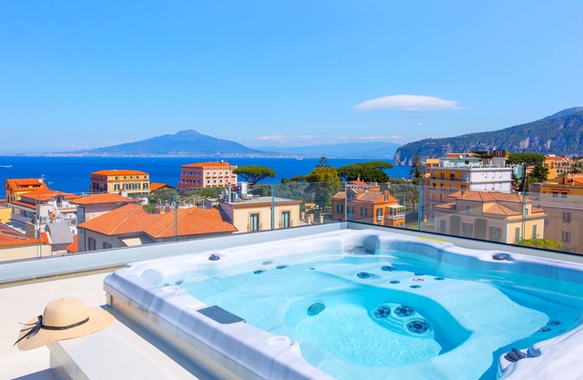 AMORE RENTALS - The Square, Luxury Penthouse with Sea View and Jacuzzi in Piazza Tasso