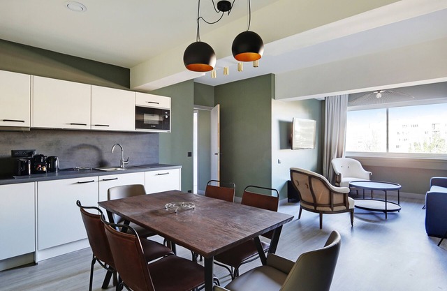 An Elegant 2-BR/2-BA in Parc des Buttes-Chaumont