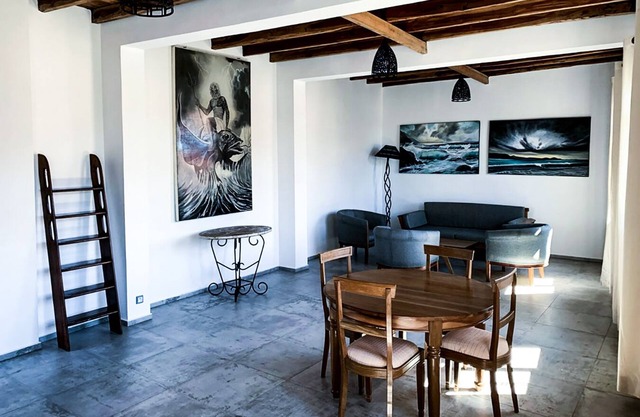 Andromeda : live into a stylish Flat in Hellville!