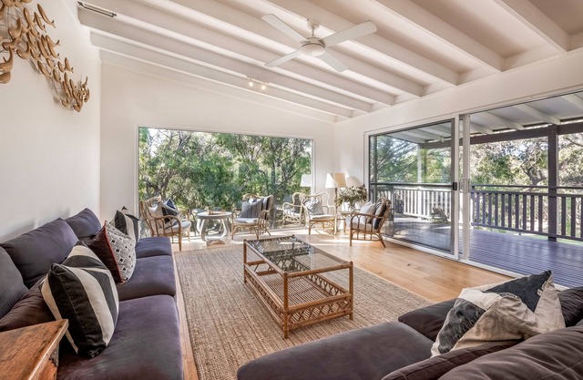 Anelga - Beachfront on Eagle Bay