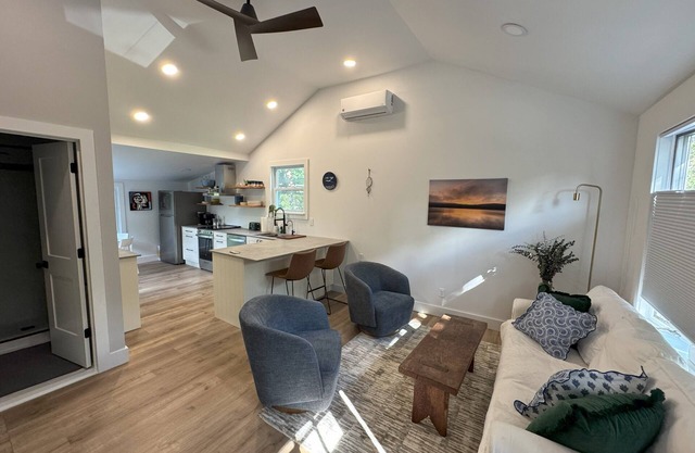 Ann Creek: Charming 2 BR fully renovated house at Greenwood Lake. Dog friendly.