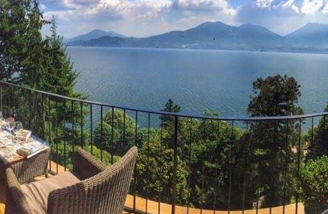 Anna lake view apartment with pool