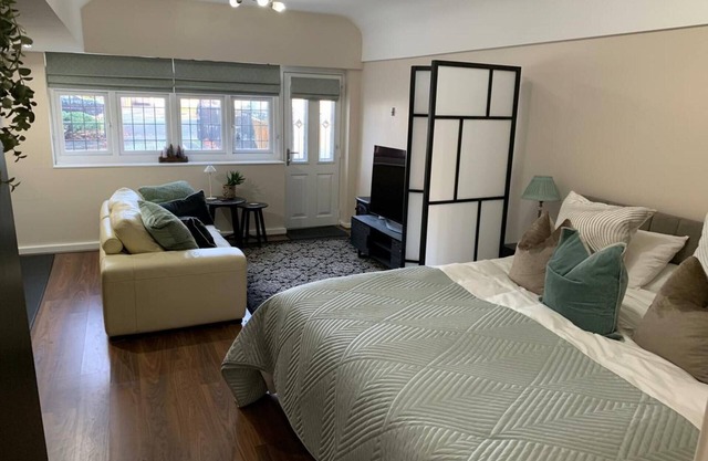 Annex Studio - Sleeps 2, High-speed Wifi & Parking