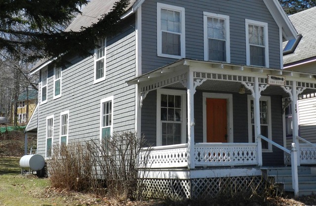 Antique Bayside Cottage in Village Center with Water ViewnSorry no pets.