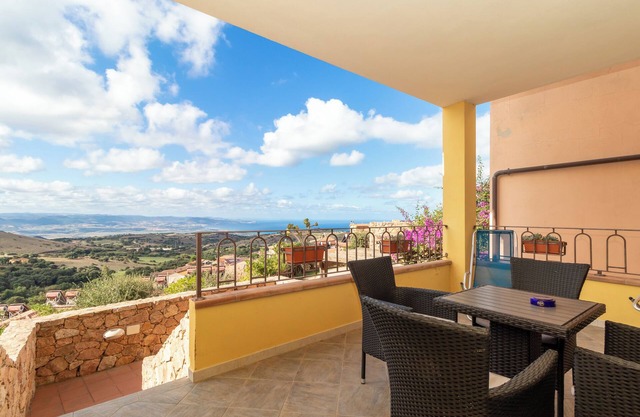 Apartment 'Con Piscina 03' with Sea View, Wi-Fi and Air Conditioning