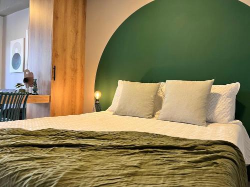 Aparta estudios primer piso con escritorio