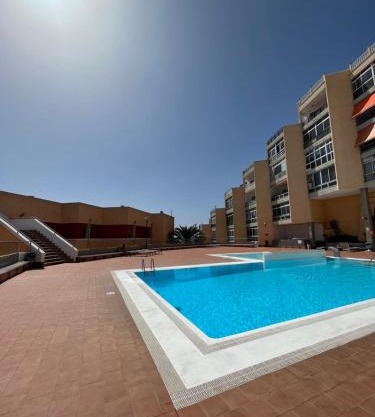 Apartamento con piscina y vistas al mar