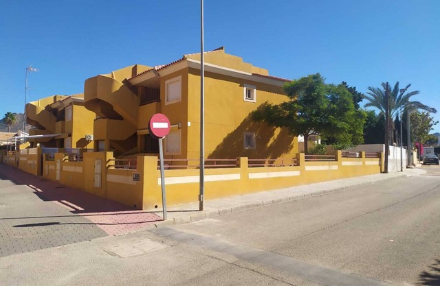 Apartamento 2 dormitorios y gran patio an orillas del mar. Con piscina y parking