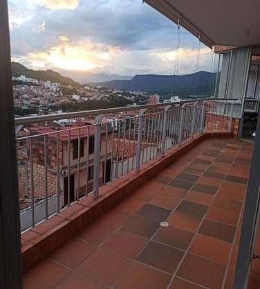 Apartamento amplio con piscina, hermosa vista a la ciudad de San Gil
