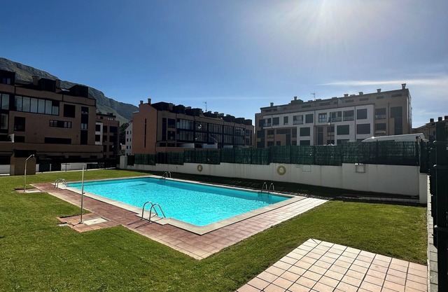 Apartamento con terraza a 15 metros de la piscina, con plaza de garage