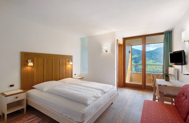 Apartment 'A' with Mountain View, Balcony and Wi-Fi