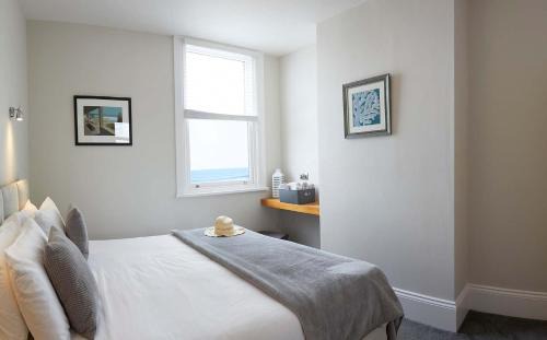 Apartment 18, The Moorings - Right on the front - Beautifully furnished - Light bright and Airy