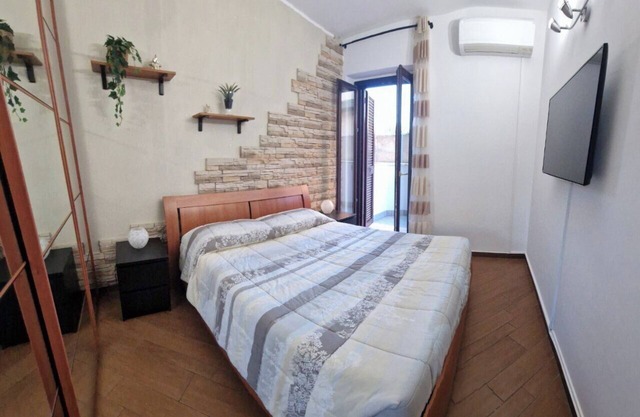 Apartment 5 min from Airport, Self Check-in h24, Private Garden, Wi-Fi, A/C, TV