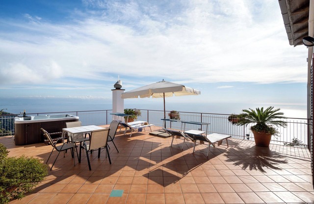 Apartment 'Appartamento Tramonto Superior' with Sea View, Wi-Fi and Air Conditioning