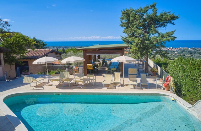 Apartment "Blu" with Sea View, Shared Pool & Wi-Fi