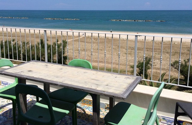 Apartment by the sea. Beach suitable for children, services, new.