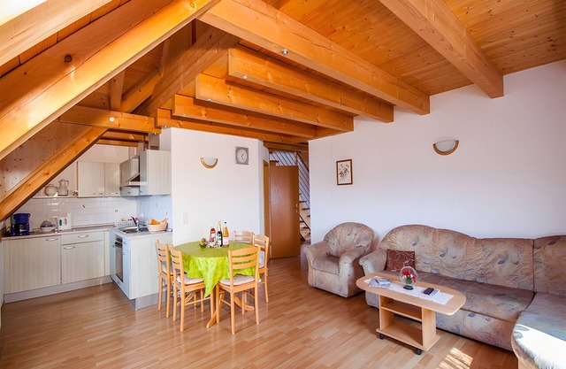 Apartment 'C' with Lake View, Balcony and Wi-Fi