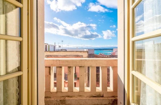 Apartment "Casa di Alice" with Sea View, Balconies & Wi-Fi