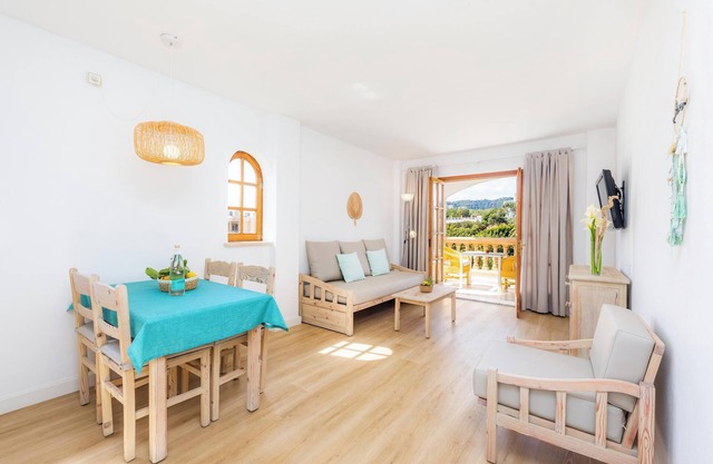 Apartment Close to the Beach with Pool Access, Private Terrace, Air Conditioning and Wi-Fi