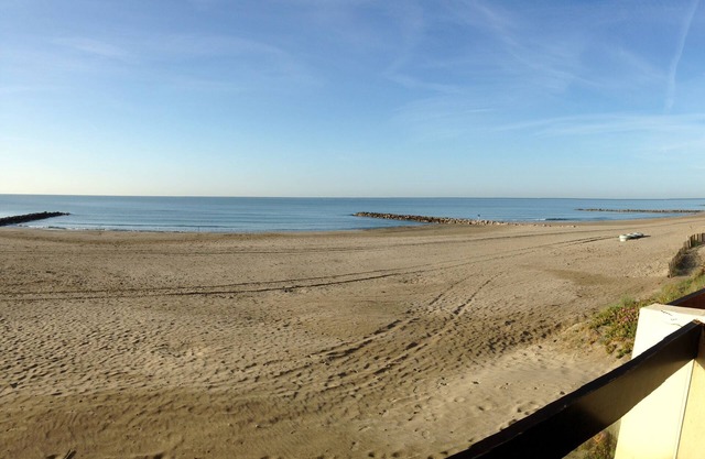 Apartment F3 1st line Carnon East, feet in the water