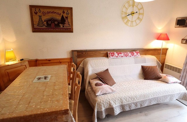 Apartment for 5 with pool, balcony, close to ski and village