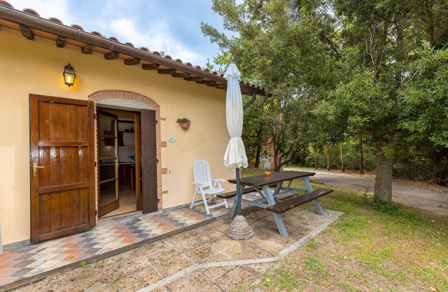 Apartment 'Glicine' with Shared Pool, Wi-Fi and Air Conditioning