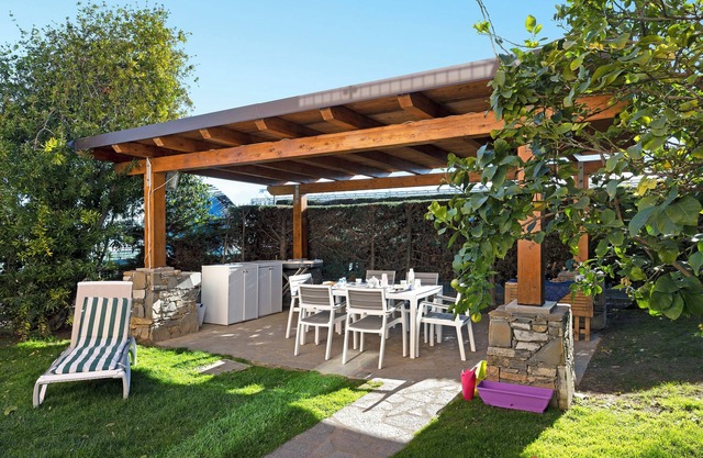 Apartment 'Home Charlene' with Garden and Wi-Fi
