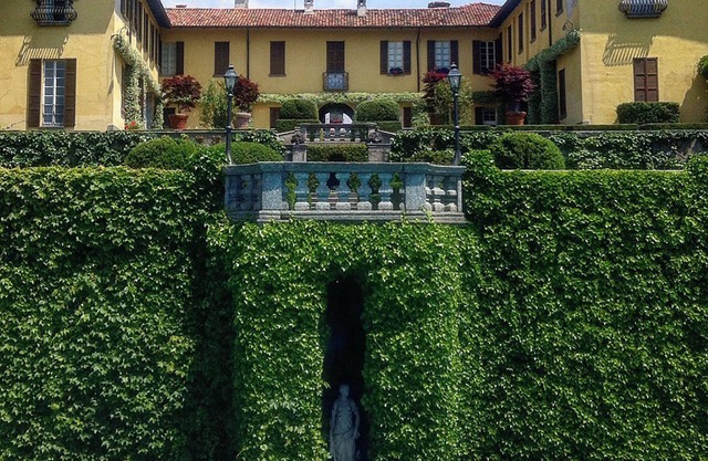 Apartment in historic villa with garden and pool near Lake Como