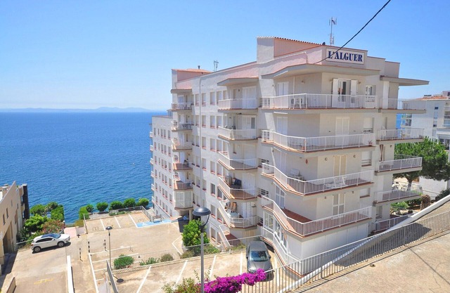 Apartment in Roses with Stunning Sea Views