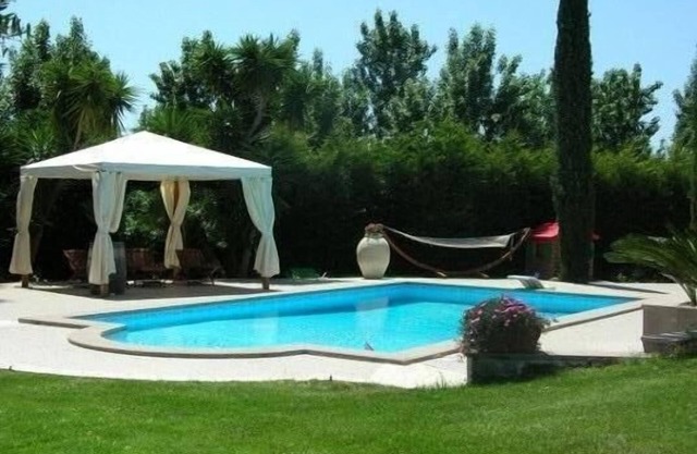Apartment in villa, large garden, swimming pool, spa, near the sea Rome